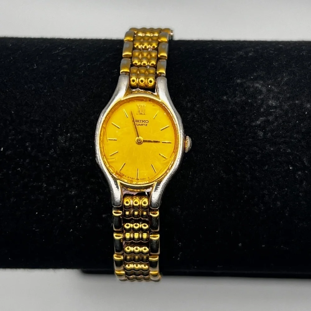 Vintage Seiko Petite Gold tone Oval Ladies Watch Working.